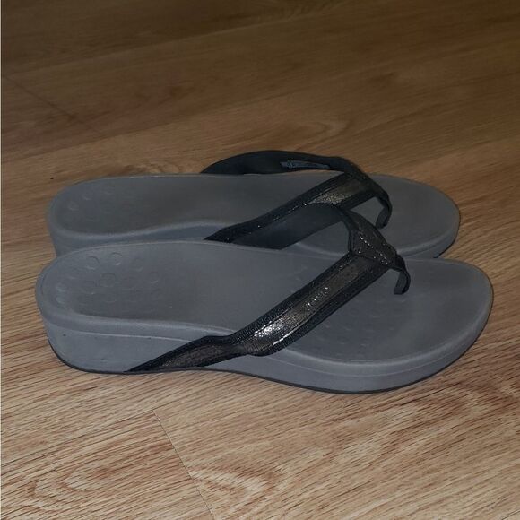 Vionic flip flops  - Picture 1 of 7